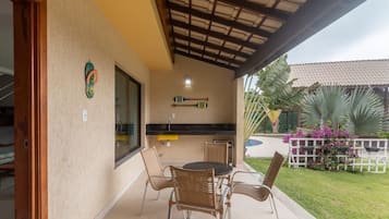 Basic Villa | Outdoor dining