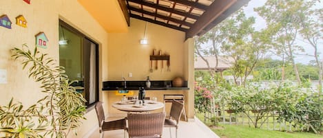 Basic Villa | Outdoor dining