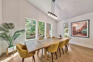 Dining - Nestled Pines Family Getaway and Hot Tub (South Lake Tahoe)