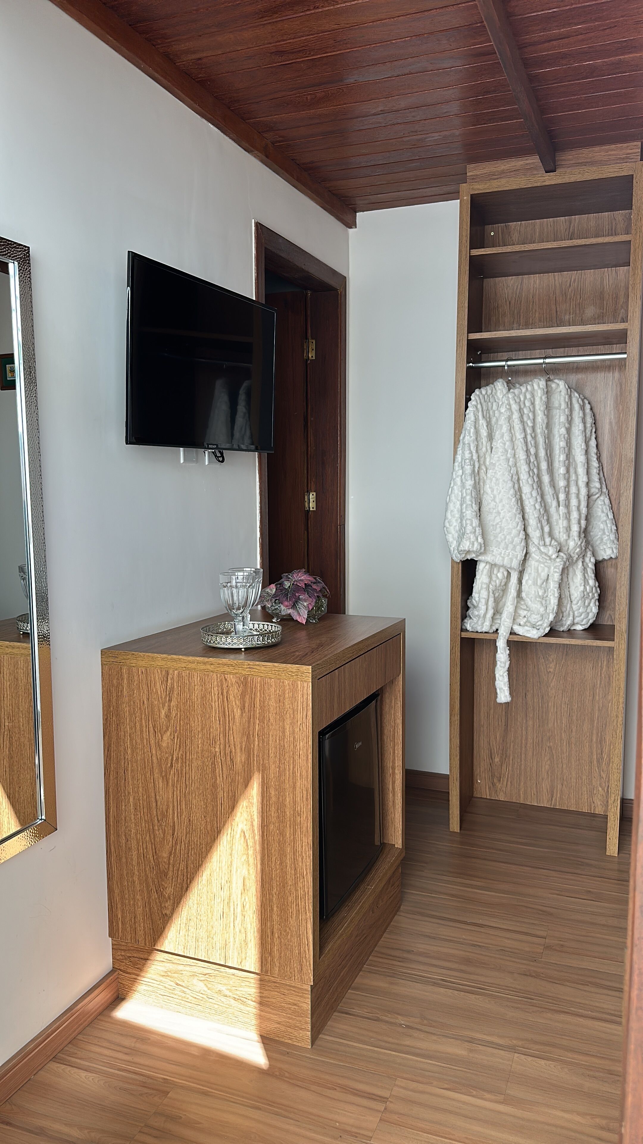 Deluxe Suite, Garden View | Bathroom | Shower, hair dryer, towels