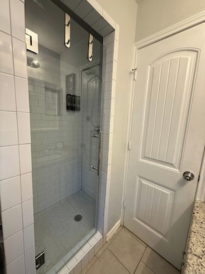 Dusj, hårføner, håndklær og såpe