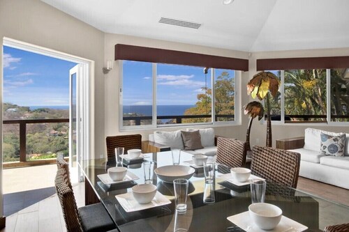 Large Oceanview 5 Bedroom House w/ Plunge Pool, WiFi and AC in Charming Ocotal