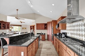 Microondas, horno, placa de cocina y lavavajillas