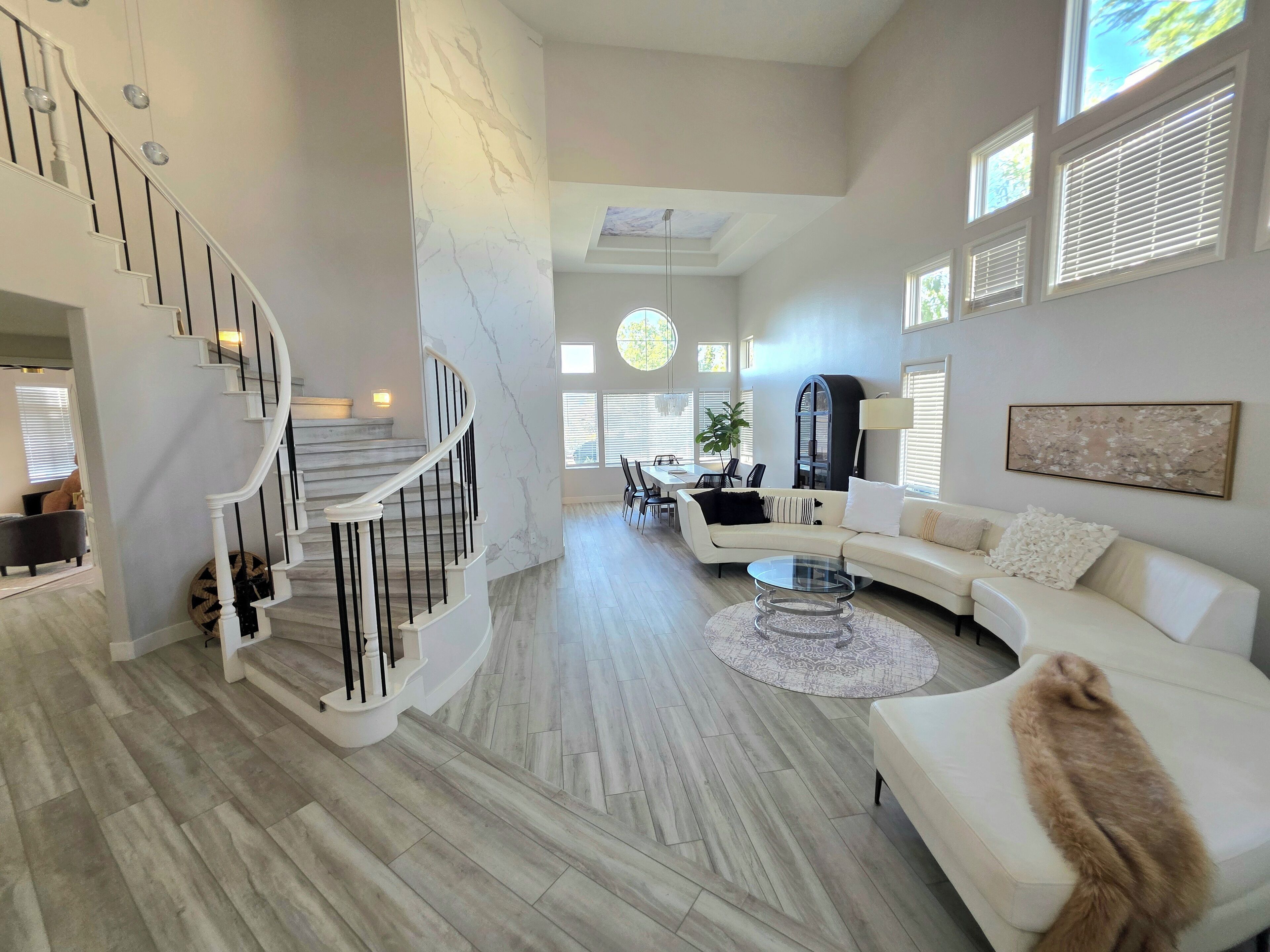 Televisión, chimenea, monitor de computadora