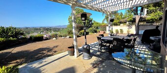Modern & Comfort Paradise in Central Location withMountain Views & Fenced Yard