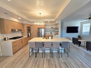 Four à micro-ondes, un four, surface de cuisson, lave-vaisselle