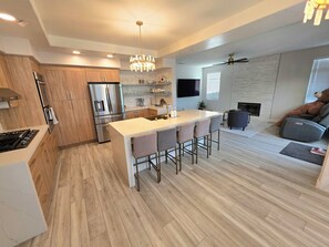 Mikrobølgeovn, ovn, kokeplater og oppvaskmaskin