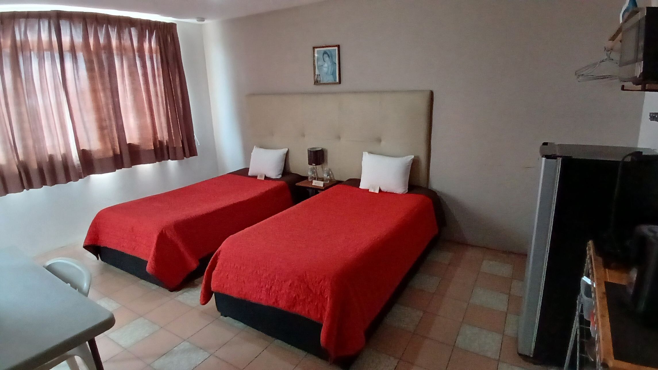 Suite | Decoración personalizada, muebles diferentes y cortinas blackout 