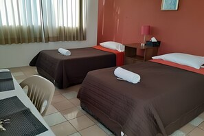 Suite | Decoración personalizada, muebles diferentes y cortinas blackout 