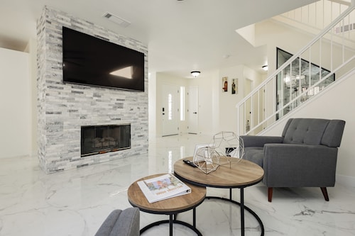 Charming 4-bedroom house with WiFi and AC in vibrant Las Vegas,With Private pool