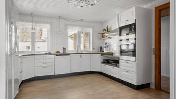 Coffee/tea maker, fridge, microwave, oven
