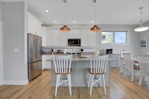 Fridge, microwave, oven, stovetop - Skye Retreat : Dive Into Summer Fun at Skye Retreat on Wamplers Lake (Brooklyn)