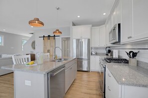 Fridge, microwave, oven, stovetop - Skye Retreat : Your Cozy Autumn Retreat on Wamplers Lake (Brooklyn)