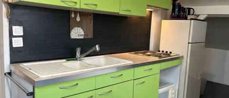 Een magnetron, een kookplaat