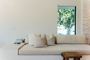 Smart TV, fireplace, stereo