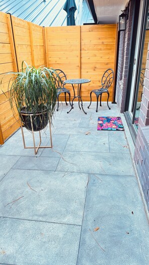 Outdoor dining -
Charming 2-bedroom house in wonderful Austin with WiFi, AC (Austin)