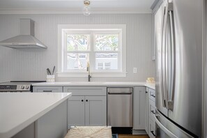 Fridge, oven, stovetop, dishwasher