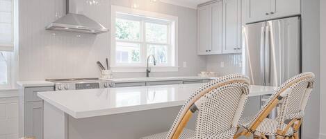 Réfrigérateur, four, plaque de cuisson, lave-vaisselle