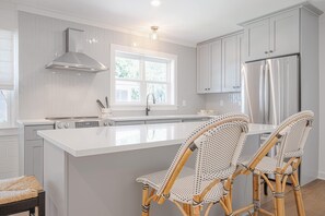 Fridge, oven, stovetop, dishwasher