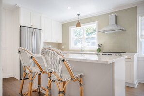 Een koelkast, een kookplaat, een vaatwasser