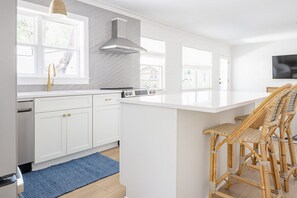 Fridge, oven, stovetop, dishwasher