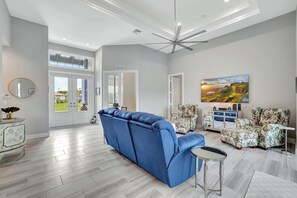 Smart TV, mesa de ping pong, oficina