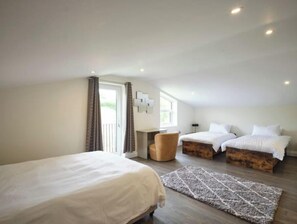 4 bedrooms, iron/ironing board, WiFi, bed sheets