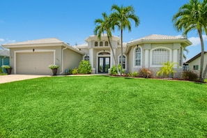 Exterior - VILLA HEAVEN ON EARTH – WATER VIEW | BOAT RENTAL + TOURS VOUCHER INCL. (Cape Coral)