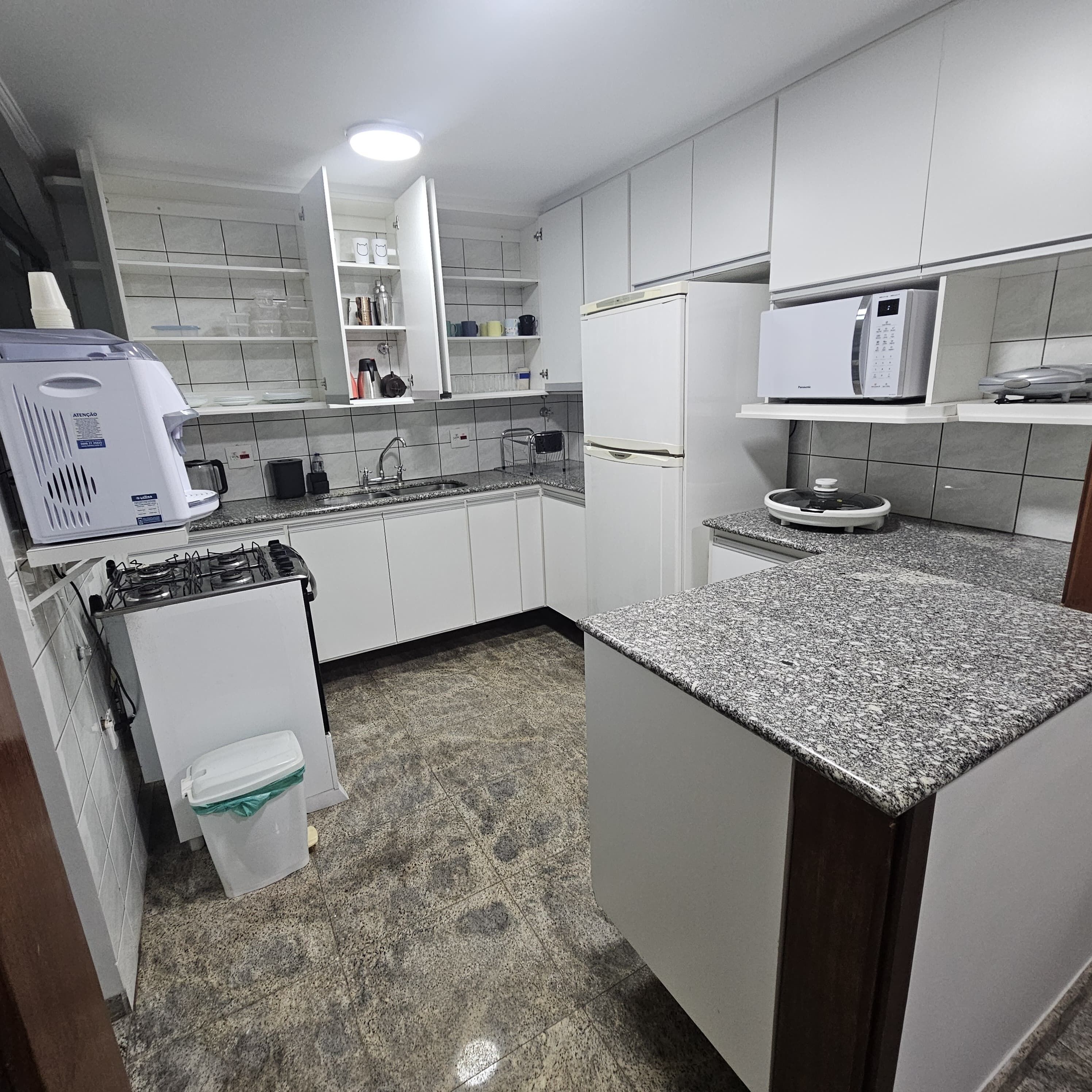 ثلاجة، ميكروويف، موقد طهي مسطح، مستلزمات طهي/أطباق/أوعية