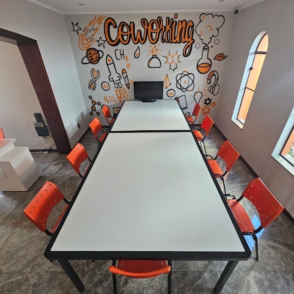 Dormitorio compartido económico, para no fumadores, servicio de limpieza | Sala de reuniones