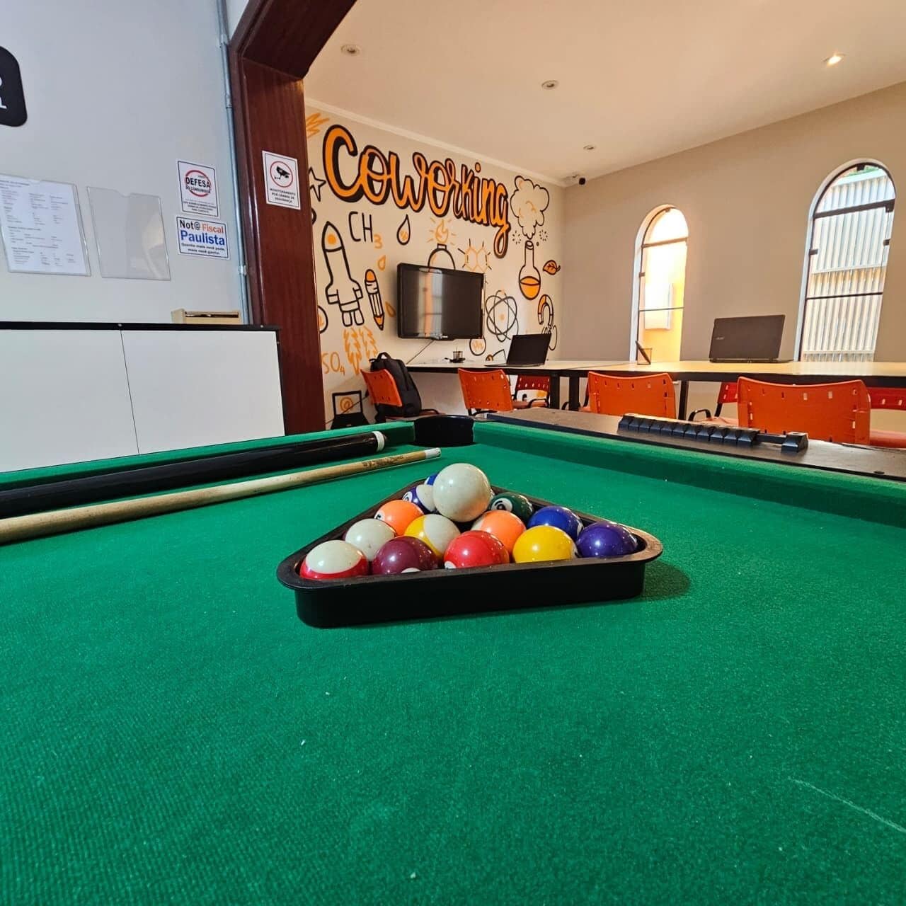 Quarto quádruplo econômico, para não fumantes, serviço de arrumação | Sala de jogos