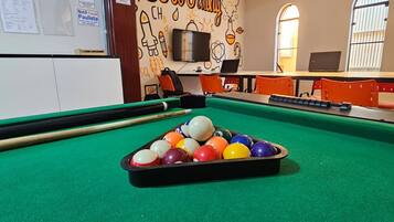 Quarto quádruplo econômico, para não fumantes, serviço de arrumação | Sala de jogos