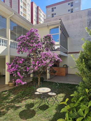 Chambre Quadruple Économique, non-fumeur, service de ménage | Restauration extérieure