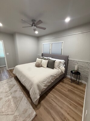 3 soverom, strykejern/-brett, internettilgang og sengetøy