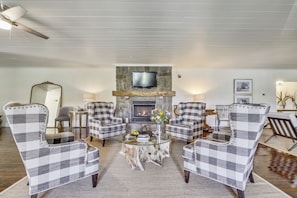 TV, fireplace
