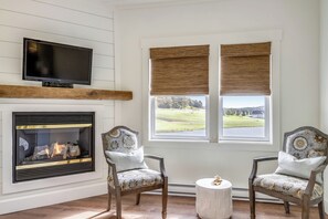 TV, fireplace - RM 7: Lake access, Pond view, Gas fireplace, Par-3 (Swanton)