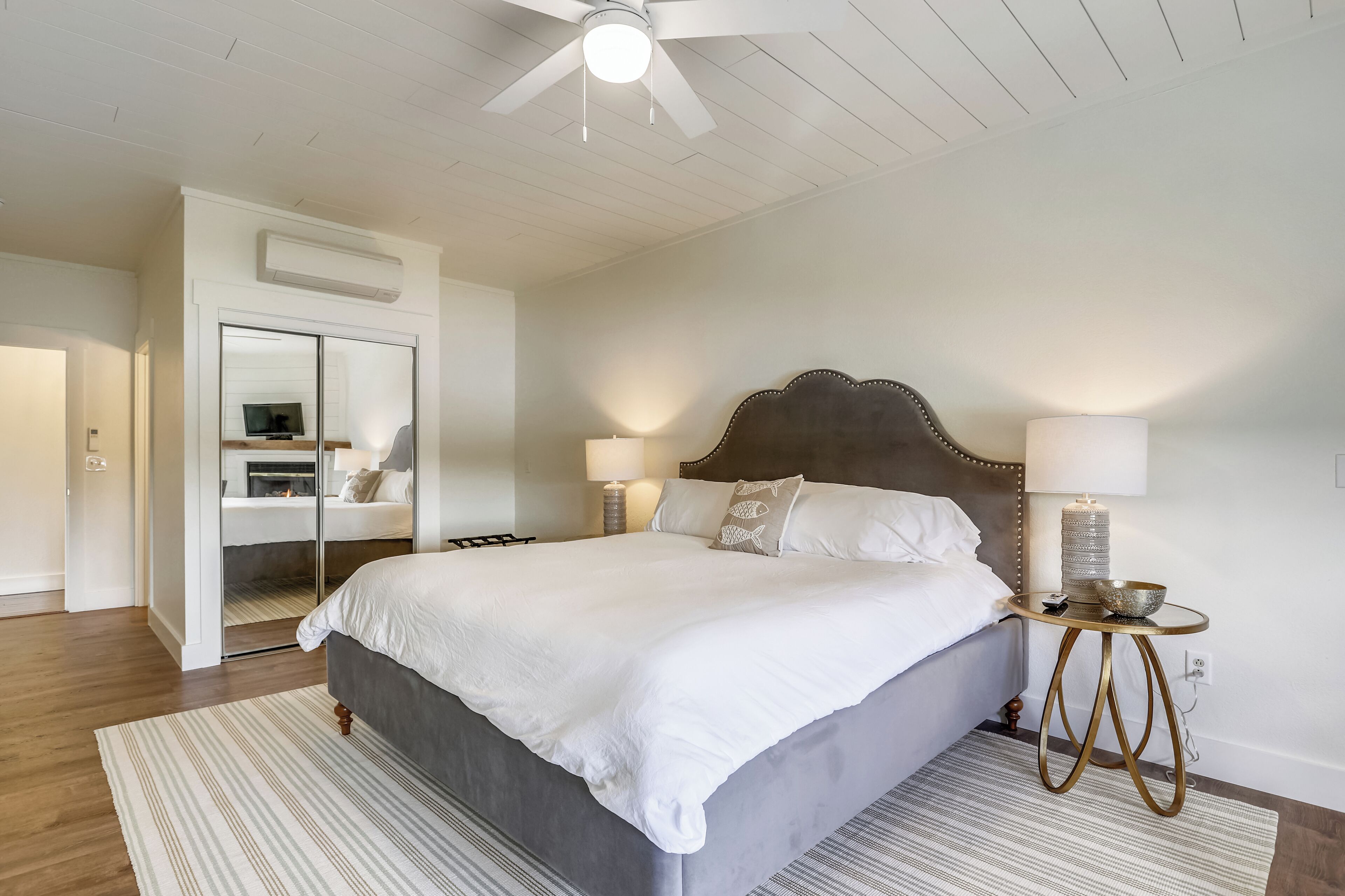 1 soverom, strykejern/-brett, internettilgang og sengetøy