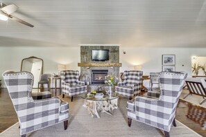 TV, fireplace - Room 8: Pond View, Lake Access, Private Bath Par-3 (Swanton)
