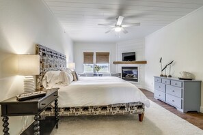 1 bedroom, iron/ironing board, WiFi, bed sheets - Room 8: Pond View, Lake Access, Private Bath Par-3 (Swanton)