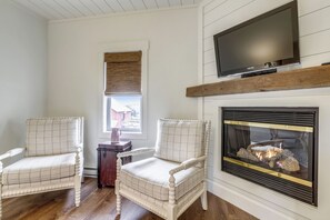 TV - Prvt Rm 9: Prvt bath, gas fireplace, cable TV (Swanton)