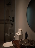 Petite Standard | Bathroom | Shower, free toiletries, hair dryer, towels