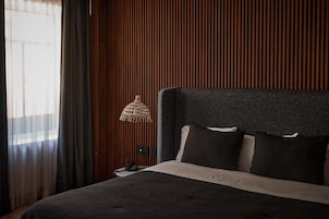 Suite | Egyptian cotton sheets, premium bedding, Tempur-Pedic beds, minibar