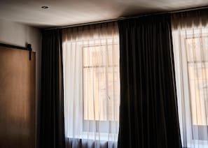 Suite destacada, vistes a la ciutat | Caixa forta a l'habitació, planxa i posts de planxar i wifi gratuïta