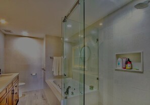 Douche, baignoire à jets, sèche-cheveux, serviettes fournies