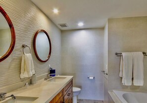 Douche, baignoire à remous, séchoir à cheveux, serviettes fournies