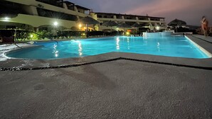 Una piscina amb vista a un edifici d'hotel al fons.