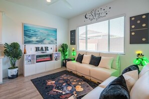 Smart TV, fireplace