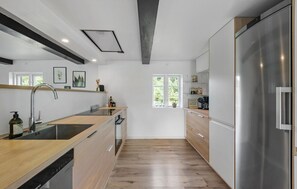 Kylskåp, spishäll, diskmaskin och kaffe- och tebryggare