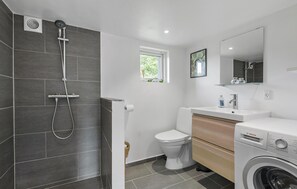 Shower - Lovely home in Faxe Ladeplads with WiFi (Faxe Ladeplads)