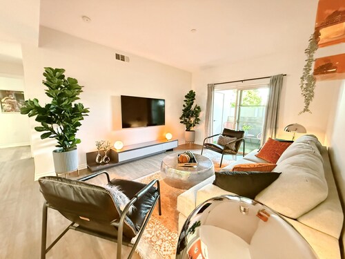 Charming 3BR with WiFi, AC and Parking in Marvelous Los Angeles